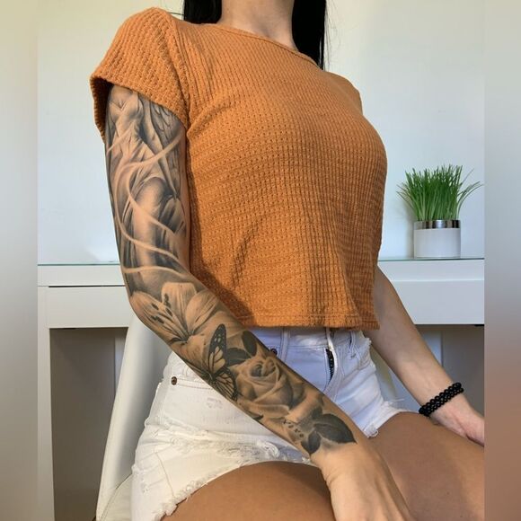 ⭐️American eagle cropped orange box shirt - Picture 2 of 6